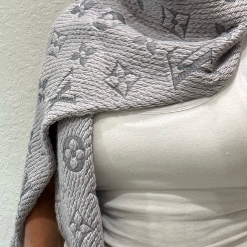 AUTHENTIC! Louis Vuitton Gray Monogram Scarf. PRICE REDUCED! Great condition! - Picture 3 of 8